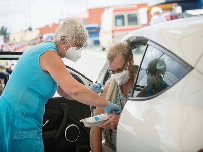 Un homme reçoit une dose de vaccin dans sa voiture devant un magasin Ikea de Berlin le 29 juillet 2021 - STEFANIE LOOS [AFP]