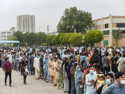 File d'attente devant un centre de vaccination à Karachi (Pakistan), le 29 juillet 2021 - Asif HASSAN [AFP]