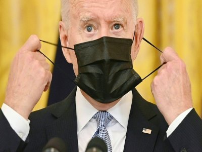 Le président américain Joe Biden enlève son masque avant un discours à la Maison Blanche, le 29 juillet 2021 - SAUL LOEB [AFP]