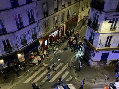 Des policiers surveillent les abords d'une terrasse de café percutée par une voiture, à Paris le 29 juillet 2021 - Didier LAURAS [AFP]