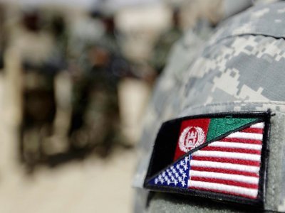 L'insigne de manche d'un interprète afghan d'une unité de l'armée américaine, portant les drapeaux des deux pays, près de la localité afghane de Jellawar, le 9 septembre 2010 - PATRICK BAZ [AFP]