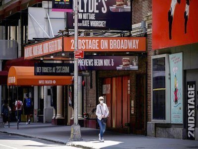 Un passant porte un masque devant un théâtre de Broadway à New York le 30 juillet 2021 - Ed JONES [AFP]