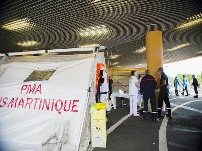 Pompiers et urgentistes attendent devant une tente où sont accueillis les malades en détresse respiratoire au CHU de Fort-de-France (Martinique) le 30 juillet 2021 - Lionel CHAMOISEAU [AFP]