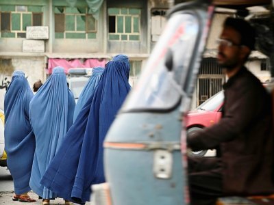Des femmes en burqa attendent un taxi à Kaboul, le 31 juillet 2021 - SAJJAD HUSSAIN [AFP]