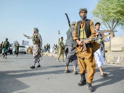 Des forces de sécurité afghanes et des miliciens anti-taliban montent la garde dans une rue d'Enjil, dans la province d'Herat, le 30 juillet 2021. - Hoshang Hashimi [AFP]