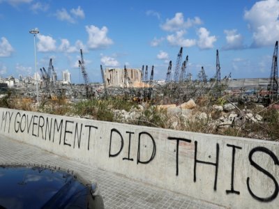 Sur un pont surplombant le port de Beyrouth, dévasté le 4 août par une explosion, des Libanais ont tagué "Mon gouvernement a fait ça", le 9 août 2020 - ANWAR AMRO [AFP/Archives]