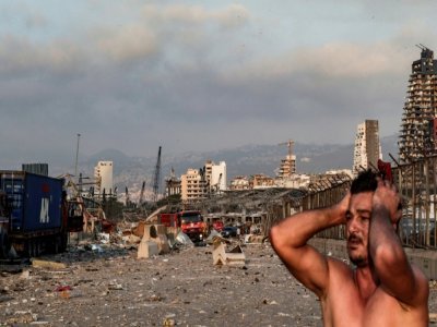 Un homme en état de choc juste après l'explosion dévastatrice au port de Beyrouth, le 4 août 2020 - IBRAHIM AMRO [AFP/Archives]