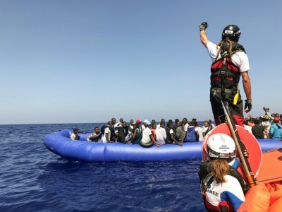 Une équipe de sauvetage s'approche d'un canot pneumatique transportant quelque 81 migrants, en mer Méditerranée le 11 août 2019 - Anne CHAON [AFP/Archives]