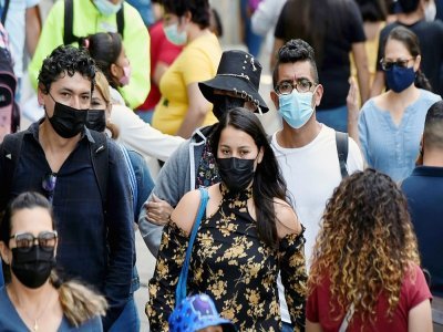 Des passants portent des masques faciaux dans la rue à Mexico le 2 août 2021, alors que la ville est passée en alerte orange en raison de l'augmentation des cas de COVID-19 - ALFREDO ESTRELLA [AFP]