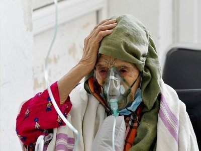 Une femme contaminée par le coronavirus reçoit de l'oxygène, le 4 juillet 2021 à Kairouan (Tunisie) - FETHI BELAID [AFP/Archives]