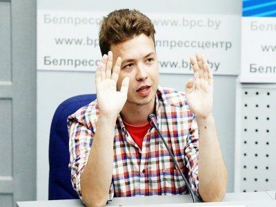 Le journaliste d'opposition Roman Protassevitch, lors d'un briefing avec des journalistes et diplomates, à Minsk, le 14 juin 2021 - STRINGER [AFP/Archives]