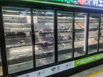 Des rayons vides dans un supermarché de la ville chinoise de Wuhan, le 2 août 2021 - STR [AFP]