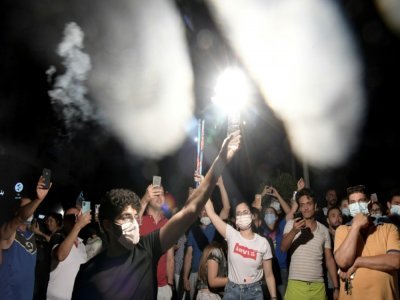 Manifestation de joie dans les rues de Tunis après que le président  Kais Saied a annoncé la suspension du Parlement et le limogeage du Premier ministre, le 25 juillet 2021, après une journée de protestations dans tout le pays - FETHI BELAID [AFP]