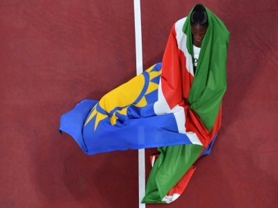 La Namibienne Christine Mboma célèbre avec son drapeau sa 2e place sur le 200 m des Jeux olympiques de Tokyo le 3 août 2021 - Antonin THUILLIER [AFP]
