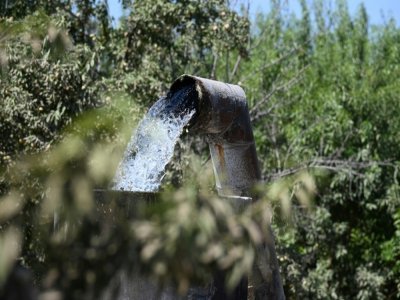 L'eau pompée d'un puits souterrain s'écoule dans une citerne d'une ferme à Fresno, Californie, le 24 juillet 2021 - Robyn Beck [AFP]