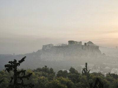 La fumée des incendies sur Athènes et l'Acropole, le 4 août 2021 - LOUISA GOULIAMAKI [AFP]