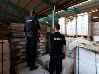Des douaniers mettent la main sur un stock impressionnant de cigarettes de contrebande à Aartselaar, près de Bruxelles, le 4 août 2021 - John THYS [AFP]