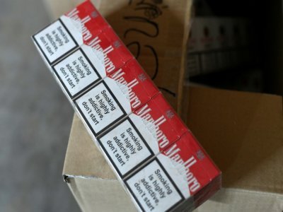 Des paquets de cigarettes de marque contrefaits découvert à Aartselaar, près de Bruxelles,  le 4 août 2021 - John THYS [AFP]