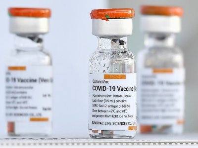 Une dose du vaccin chinois CoronaVac montré à Bangkok, le 24 février 2021 - Lillian SUWANRUMPHA [AFP/Archives]