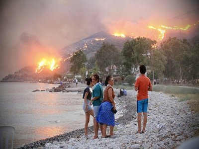 Incendies vue d'une plage à Oren, près de Milas, dans le sud de la Turquie, le 3 août 2021 - STR [AFP]