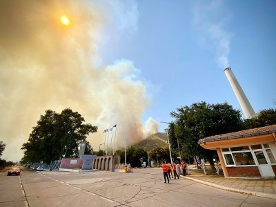 Le feu s'approchant de la centrale thermique de Kemerkoy, en Turquie, le 4 août 2021 - SERDAR GURKAN [AFP]