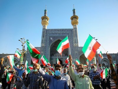 Des partisans du président élu de l'Iran, Ebrahim Raïssi, applaudissent au sanctuaire de l'Imam Reza dans la ville de Mashhad, dans le nord-est de l'Iran, le 22 juin 2021 - Mohsen Esmaeilzadeh [ISNA NEWS AGENCY/AFP/Archives]