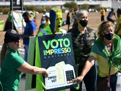 Des partisans du président Jair Bolsonaro manifestent en faveur de l'impression de reçus en papier après chaque vote électronique, le 1er août 2021 à Brasilia - EVARISTO SA [AFP]