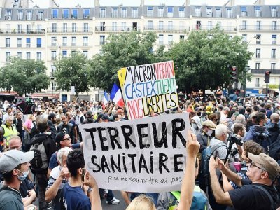 Des manifestants contre le pass sanitaire à Paris, le 31 juillet 2021 - Alain JOCARD [AFP]