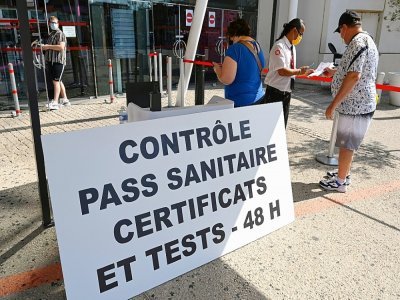 Contrôle du pass sanitaire au Gaumont Multiplex de Montpellier dans l'Hérault, le 29 juillet 2021 - Pascal GUYOT [AFP/Archives]
