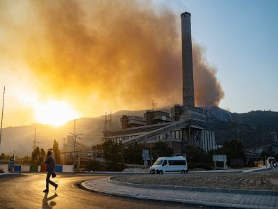 L'incendie menace la centrale thermique de Milas (nord de la Turquie), le 4 août 2021 - Yasin AKGUL [AFP]
