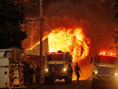 Les flammes engloutissent une maison à Greenville, en Californie, le 4 août 2021 - JOSH EDELSON [AFP]