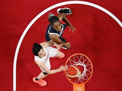 Les basketteuses française Endene Miyem et japonaise Himawari Akaho lors du match de poule des Jeux olympiques de Tokyo le 24 juillet 2021 à Saitama - Aris MESSINIS [POOL/AFP/Archives]