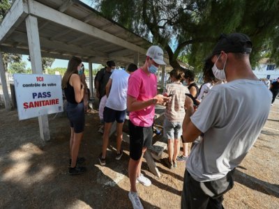 Contrôle du pass sanitaire à l'entrée des Salins d'Aigues-Mortes le 3 août 2021 - Pascal GUYOT [AFP/Archives]