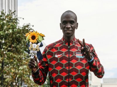 Le Kényan Eliud Kipchoge après sa victoire lors du marathon des Jeux olympiques de Tokyo le 8 août 2021 à Sapporo - Giuseppe CACACE [AFP]