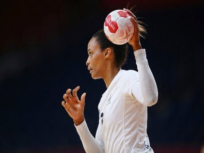 La handballeuse française Allison Pineau lors de la demi-finale des Jeux olympiques de Tokyo face à la Suède le 6 août 2021 - Franck FIFE [AFP/Archives]