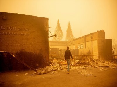 Le gouverneur de Californie Gavin Newsom devant le bureau de poste de Greenville, dévastée par le gigantesque incendie qui ravage l'Ouest américain, le 7 août 2021 - JOSH EDELSON [AFP]