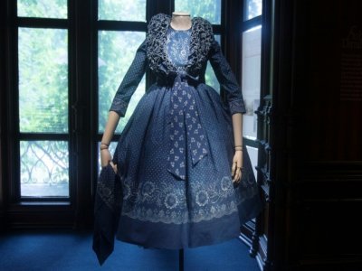 Une robe "Dirndl" figure dans une exposition à Bad Ischl (Autriche) le 24 juin 2021 - ALEX HALADA [AFP]