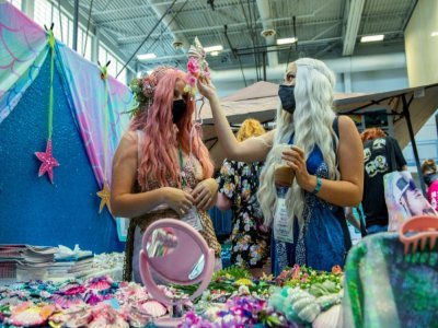 Des vendeurs d'accessoires, au salon MerMagic, qui revendique le titre de plus grand rassemblement de sirènes au monde, le 7 août, à Manassas, dans l'Etat de Virginie - Joseph Prezioso [AFP]