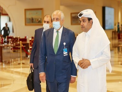 L'envoyé spécial des Etats-Unis pour l'Afghanistan, Zalmay Khalilzad (c), et le représentant du Qatar pour l'antiterrorisme, Mutlaq al-Qahtani (d), en marge d'une réunion internationale sur l'Afghanistan à Doha, le 10 août 2021 - KARIM JAAFAR [AFP]