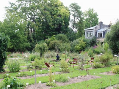 Découvrez l'orangerie et la volière du jardin botanique de Caen.