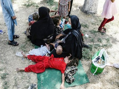Des familles ayant fui les combats à Kunduz, dans le nord de l'Afghanistan, entre l'armée et les talibans ont trouvé refuge à Kaboul, le 10 août 2021 - WAKIL KOHSAR [AFP]