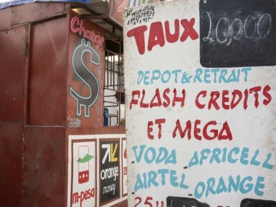 Une boutique de cambiste et le taux de change du franc congolais en dollar sur un marché de Kinshasa, le 11 août 2021 en RDC - Arsene MPIANA [AFP]