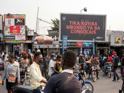 Des boutiques de cambistes sur un marché de Kinshasa, le 11 août 2021 en RDC - Arsene MPIANA [AFP]