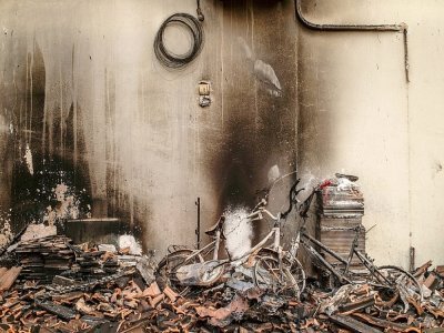 Une maison brûlée par les incendies dans le village de Kastri sur l'île grecque d'Eubée le 10 août 2021 - ANGELOS TZORTZINIS [AFP]