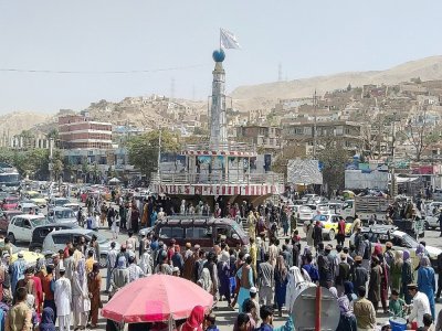 Un drapeau taliban flotte sur un kiosque de la place principale de Pul-e-Khumri, en Afghanistan, le 11 août 2021 - - [AFP]