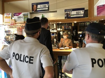 Les policiers sont venus contrôler le pass sanitaire au bar tabac Le Balto à Alençon.