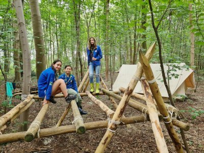 Au début du camp, les jeunes scouts ont appris à construire des structures en bois.