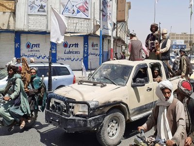 Des talibans à bord d'un véhicule de l'armée nationale afghane à Kandahar, le 13 août 2021 - - [AFP]
