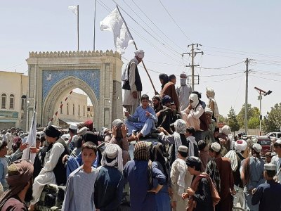 Des talibans paradent dans une rue de Kandahar le 13 août 2021 - - [AFP]