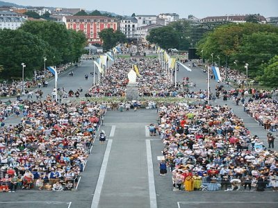Quelque 9.300 personnes ont participé samedi soir 14 août 2021 à la traditionnelle procession mariale aux flambeaux sur l'esplanade du sanctuaire de Lourdes, où les fidèles ont récité plusieurs "Je vous salue Marie" en levant leurs flambeaux vers le - Fred SCHEIBER [AFP]
